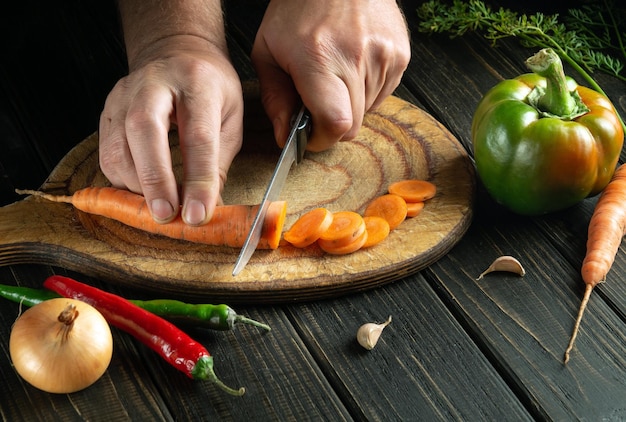 Повар готовит блюдо