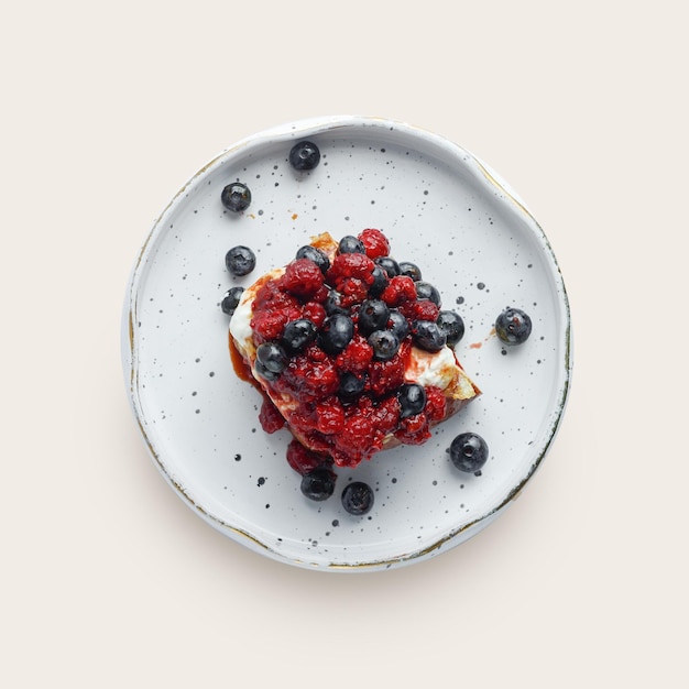 Десерт в тарелке